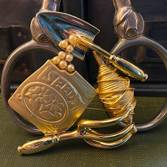 ASHLEY COOPER Vintage Gardening Tools and Dainty Pearl Seed Bead Brooch Signed - Picture 9 of 9